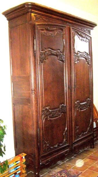 Importante armoire en chêne maillé sculpté....