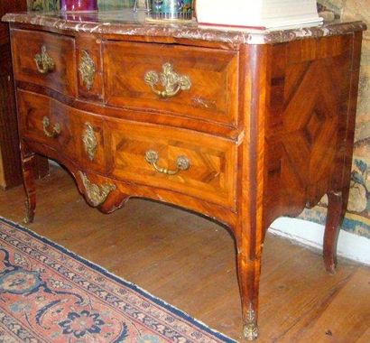 Petite commode galbée en bois de rose et...