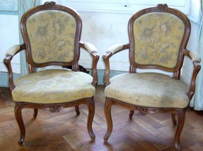 Paire de fauteuils cabriolet en noyer sculpté....