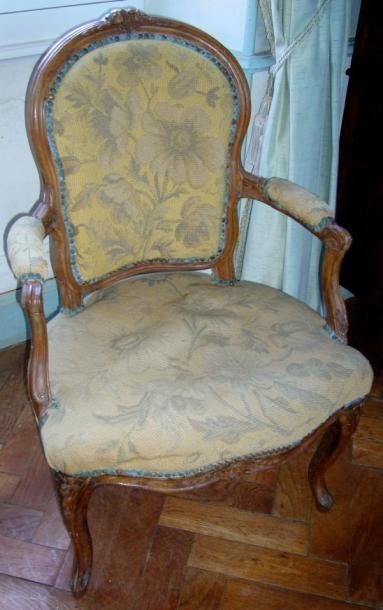 Petit fauteuil cabriolet en hêtre sculpté....