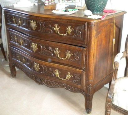 Commode galbée en noyer. Pieds cambrés, ceux...