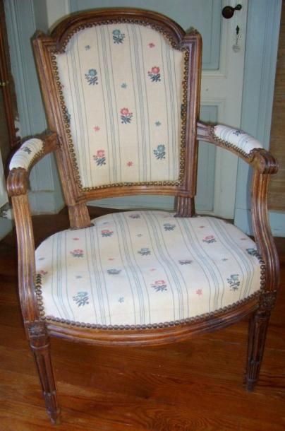 Fauteuil cabriolet en anse de panier en hêtre....