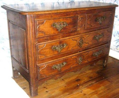 Petite commode très légèrement cintrée en...