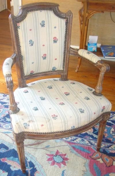 Fauteuil cabriolet chapeau de gendarme en...