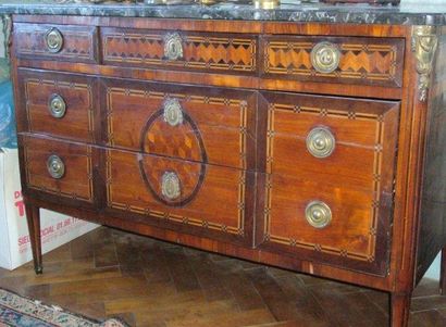 Commode à ressaut en marqueterie de bois...