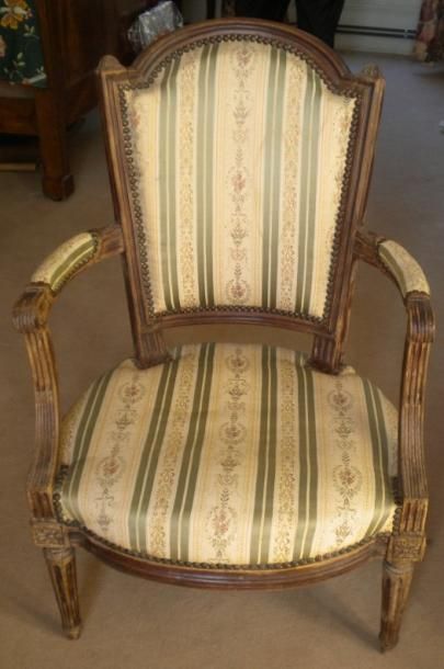 Fauteuil cabriolet en hêtre. Dossier à chapeau...