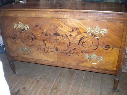 Une commode Italienne en merisier et marqueterie...
