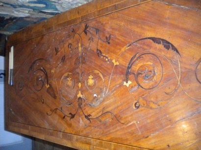 Une commode Italienne en merisier et marqueterie...
