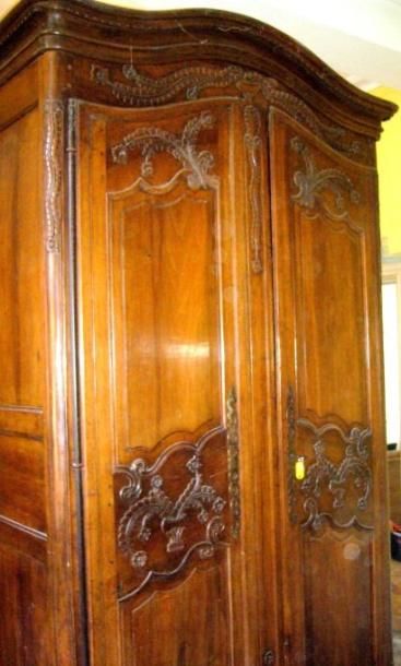 Belle et haute armoire à corniche et portes...
