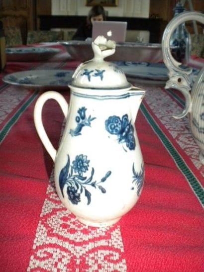 Petit pot à lait en porcelaine.Décor en bleu...