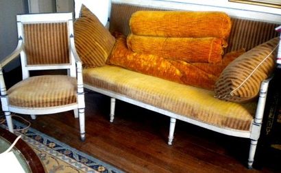 Suite de quatre fauteuils et un canapé trois...