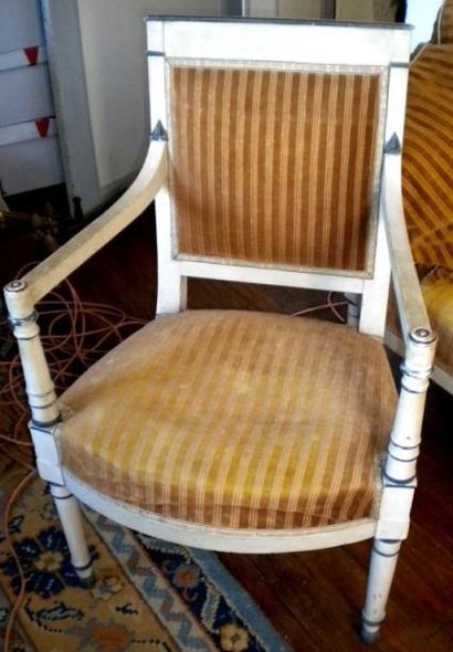 Suite de quatre fauteuils et un canapé trois...