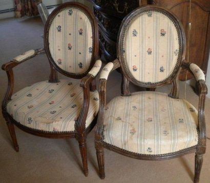 Paire de fauteuils cabriolet médaillon en...