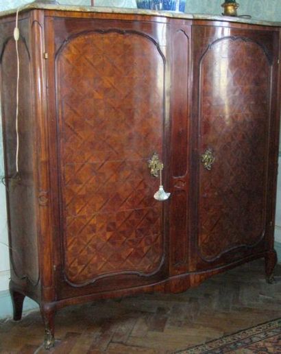 Armoire basse en placage de palissandre et...