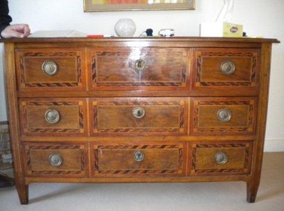 Commode droite en placage de noyer avec filets...