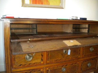 Commode droite en placage de noyer avec filets...