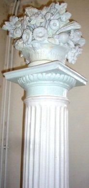 Poêle lorrain en faïence blanche. Décor de...