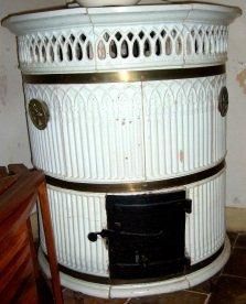 Poêle lorrain en faïence blanche. Décor de...