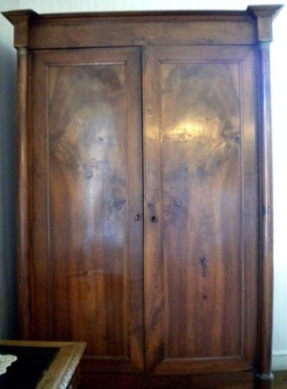 Importante armoire lingère en noyer. Pieds...