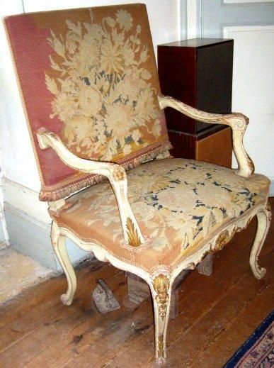 Fauteuil à dossier plat en bois laqué crème...