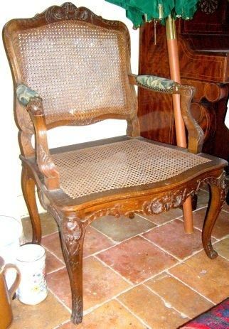Paire de fauteuils à la reine en hêtre sculpté...