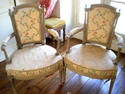 Paire de petits fauteuils cabriolet en bois...