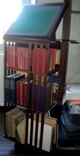 Bibliothèque dite anglaise à trois niveaux....