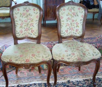 Paire de petites chaises cabriolet en noyer...
