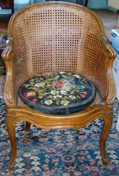 Fauteuil de cabinet en hêtre mouluré à fond...