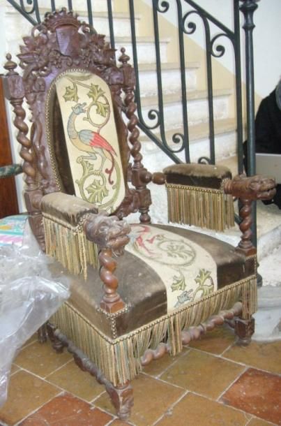 Importante paire de fauteuils en chêne richement...