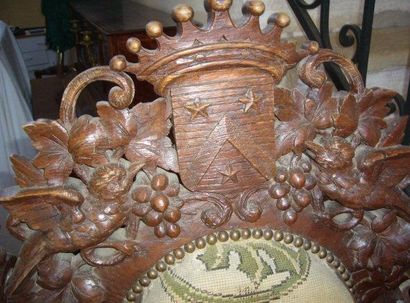 Importante paire de fauteuils en chêne richement...