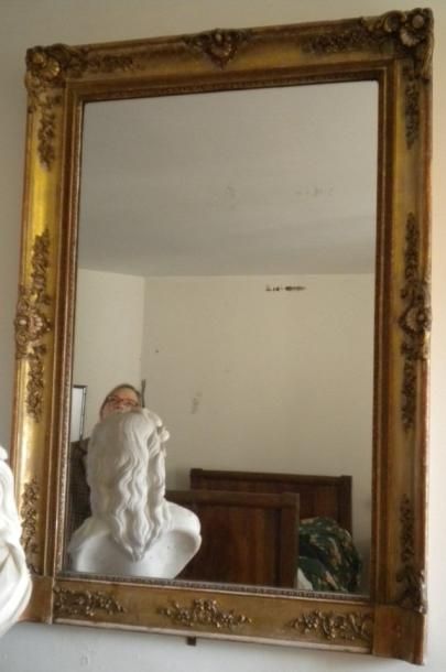 Petit miroir de cheminée en stuc doré.Décor...