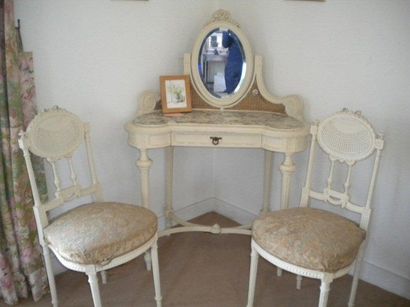 Ensemble d'une coiffeuse, de deux petites...