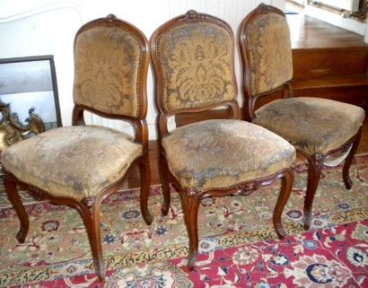 Suite de trois chaises à la reine en noyer....