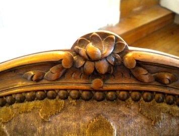 Suite de trois chaises à la reine en noyer....