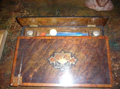 Petit écritoire de bureau en pupitre en loupe...