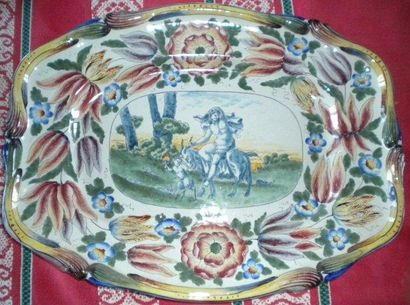 Présentoir en faïence italienne. Décor d'un...