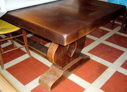 Imposante table dite de ferme en noyer. Travail...