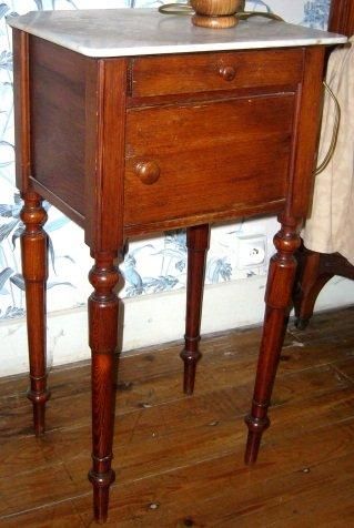 Table de chevet en pitchpin.Elle ouvre à...