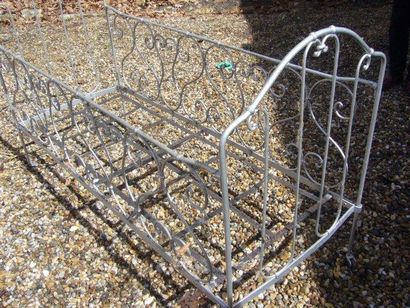 Lit d'enfant ou lit cage en fer repeint en...
