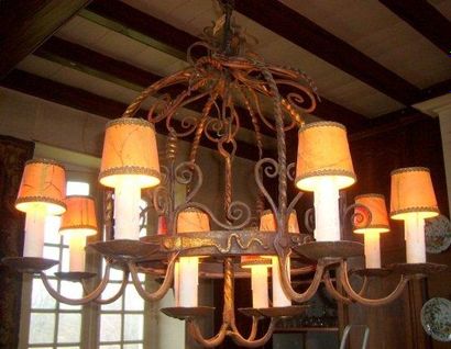 Lustre à douze lumières. Huit en pourtour...