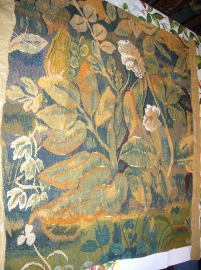 Petit fragment de tapisserie en laine. Feuillage...