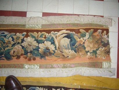 Dix fragments de bordure de tapisserie en...