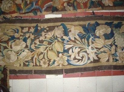 Dix fragments de bordure de tapisserie en...