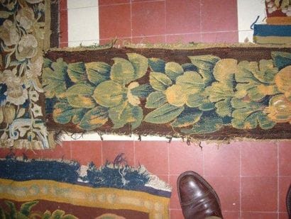 Dix fragments de bordure de tapisserie en...