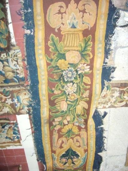 Dix fragments de bordure de tapisserie en...
