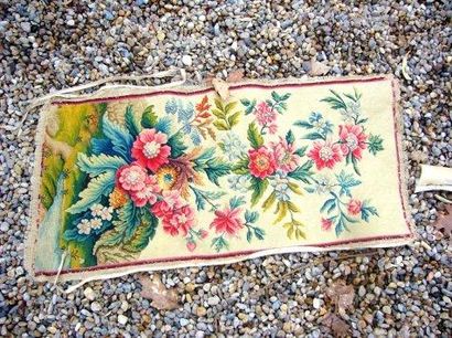 Un motif floral au canevas sur fond beige.Fleurs...