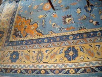 Tapis Kirman-Irman en laine. Fond bleu fleuri....
