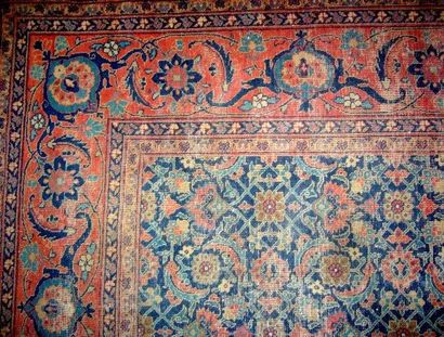 Tapis en laine Persan. Fond bleu à décor...