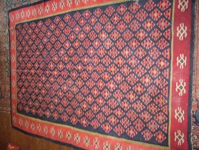 Tapis kilim. Fond bleu à décor d'un semi...